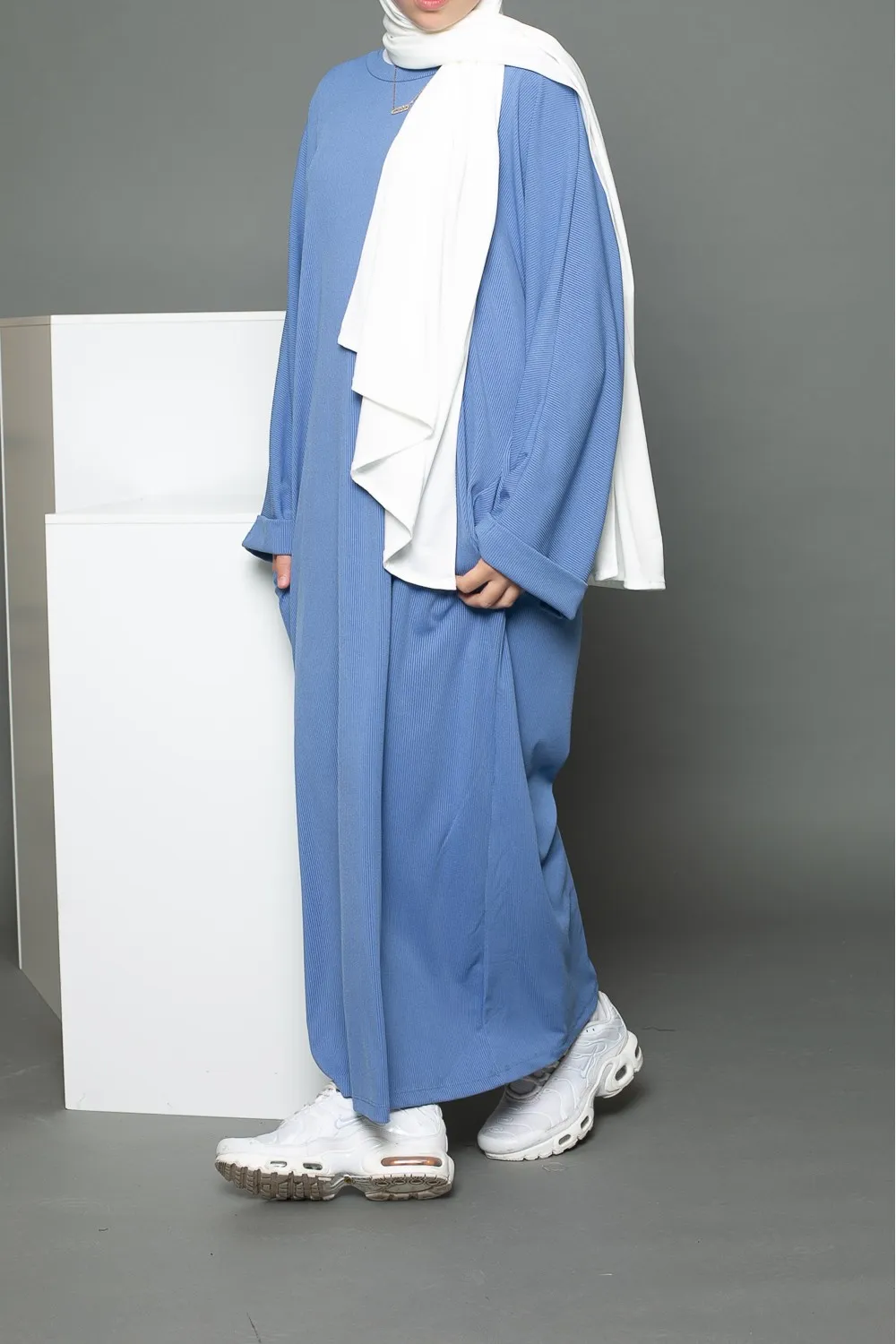 Abaya de gran tamaño para niña con jeans azules